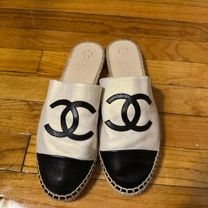 CHANEL Women's Black and Cream Espadrille Slides